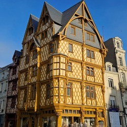 La Maison d’Adam se dévoile sous un nouveau jour !✨

Après 2 ans de travaux minutieux, notre emblématique Maison d’Adam à Angers retrouve toute sa splendeur.

📅 Ce 13 et 14 janvier, le démontage des échafaudages marque une étape symbolique dans cette magnifique restauration.

Chaque détail a été sublimé grâce au savoir-faire exceptionnel des artisans et experts mobilisés.

👏 Bravo aux équipes pour cette renaissance du patrimoine historique et du savoir-faire français !

✨ Venez redécouvrir la beauté intemporelle de la Maison d’Adam et profitez-en pour explorer notre boutique, La Maison des Artisans.

#RénovationPatrimoine #SavoirFaireFrançais #MaisonAdam #Angers #Patrimoine #Restauration #MaisonDesArtisans #boutique #artisanat #art